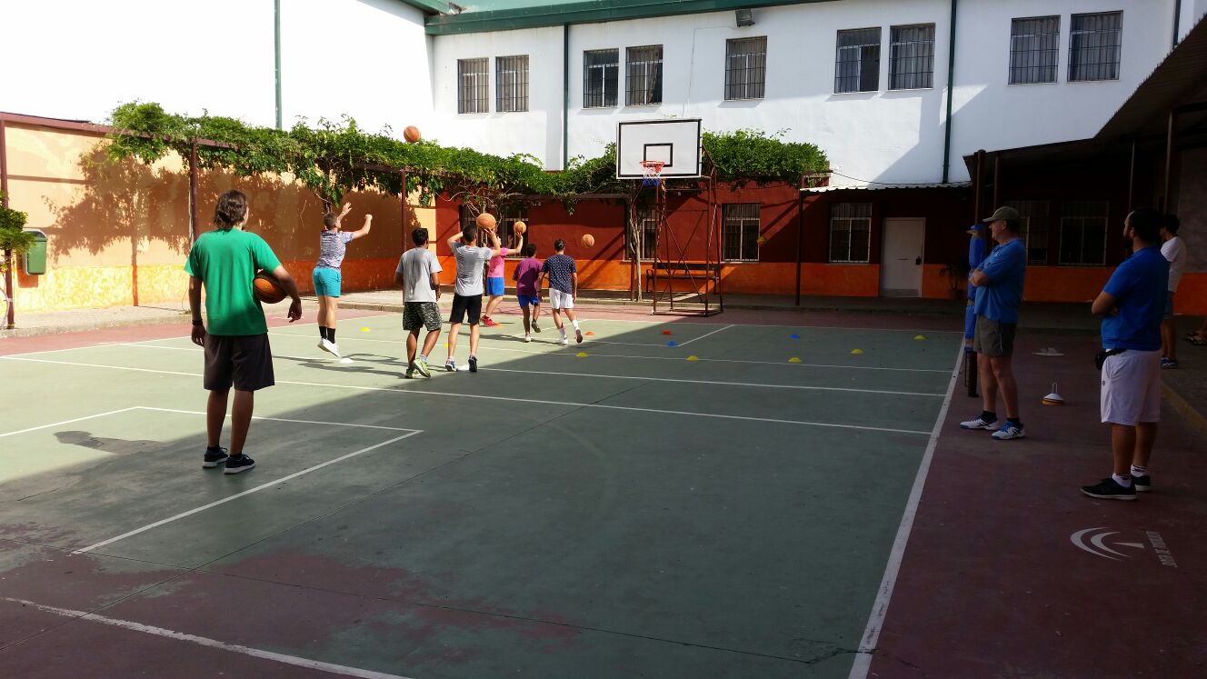 Els voluntaris col·laborant a  l'escola de bàsquet Cordobasket