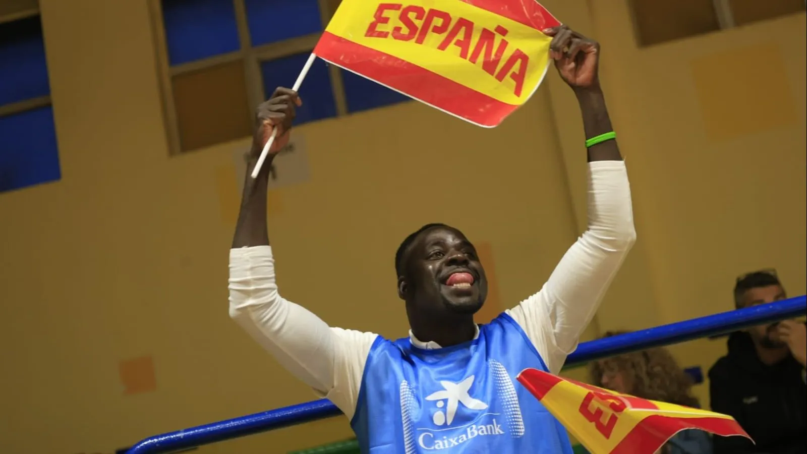 La Grada Solidaria de CaixaBank acerca el mejor baloncesto en La Línea a 200 personas en situación de vulnerabilidad