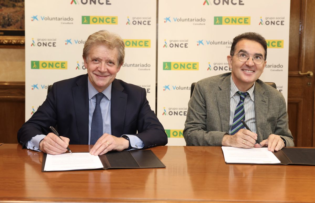 La ONCE y la Asociación de Voluntarios de CaixaBank se unen para prestar servicios a las personas ciegas y con discapacidad visual