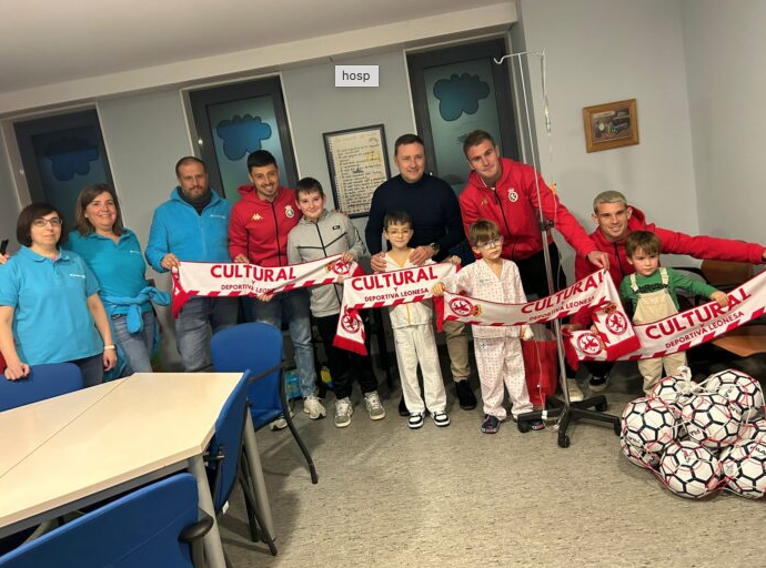 La Cultural y Voluntarios CaixaBank visitan la planta de pediatría del Hospital de León