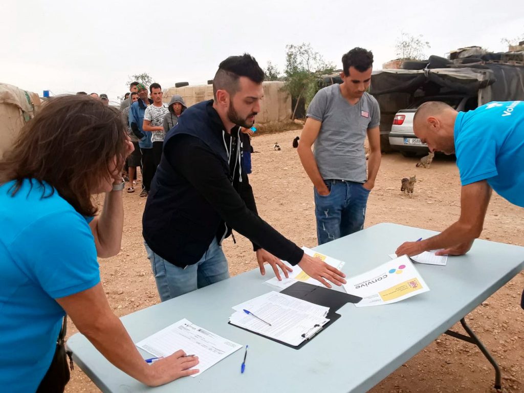 Personal voluntario de CaixaBank colabora con el equipo de CONVIVE Fundación Cepaim en los asentamientos de Níjar