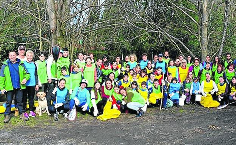 Els voluntaris netegen el riu Butrón