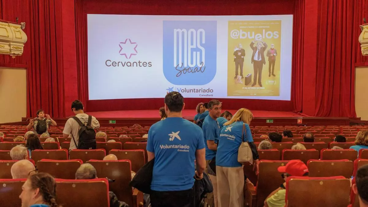 Un grupo de mayores acompañados por voluntarios disfrutan de la película ‘Abuelos’ por parte de la iniciativa Voluntariado CaixaBank