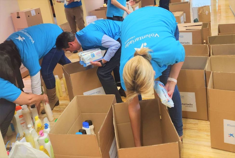 Voluntarios de CaixaBank recogen 300 kilos de material para los afectados por el terremoto de Turquía y Siria