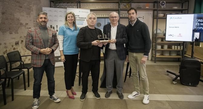 Ferran Adrià ofrece una charla organizada por CaixaBank en la Escuela de Hostelería de Cáritas