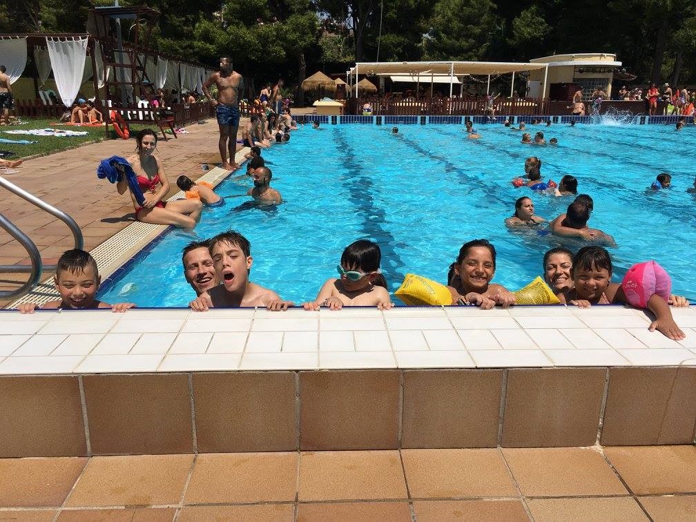 Un dia a la piscina amb els nens i nenes de MicaMino