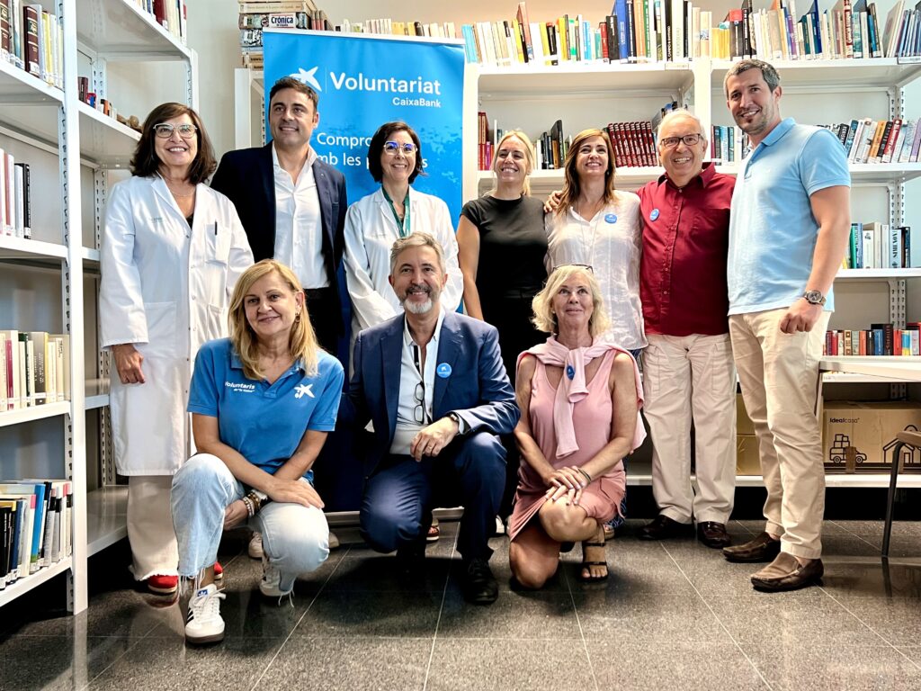 La Biblioteca de pacientes del Hospital Universitari Son Espases reabre gracias a la colaboración de los Voluntarios de CaixaBank