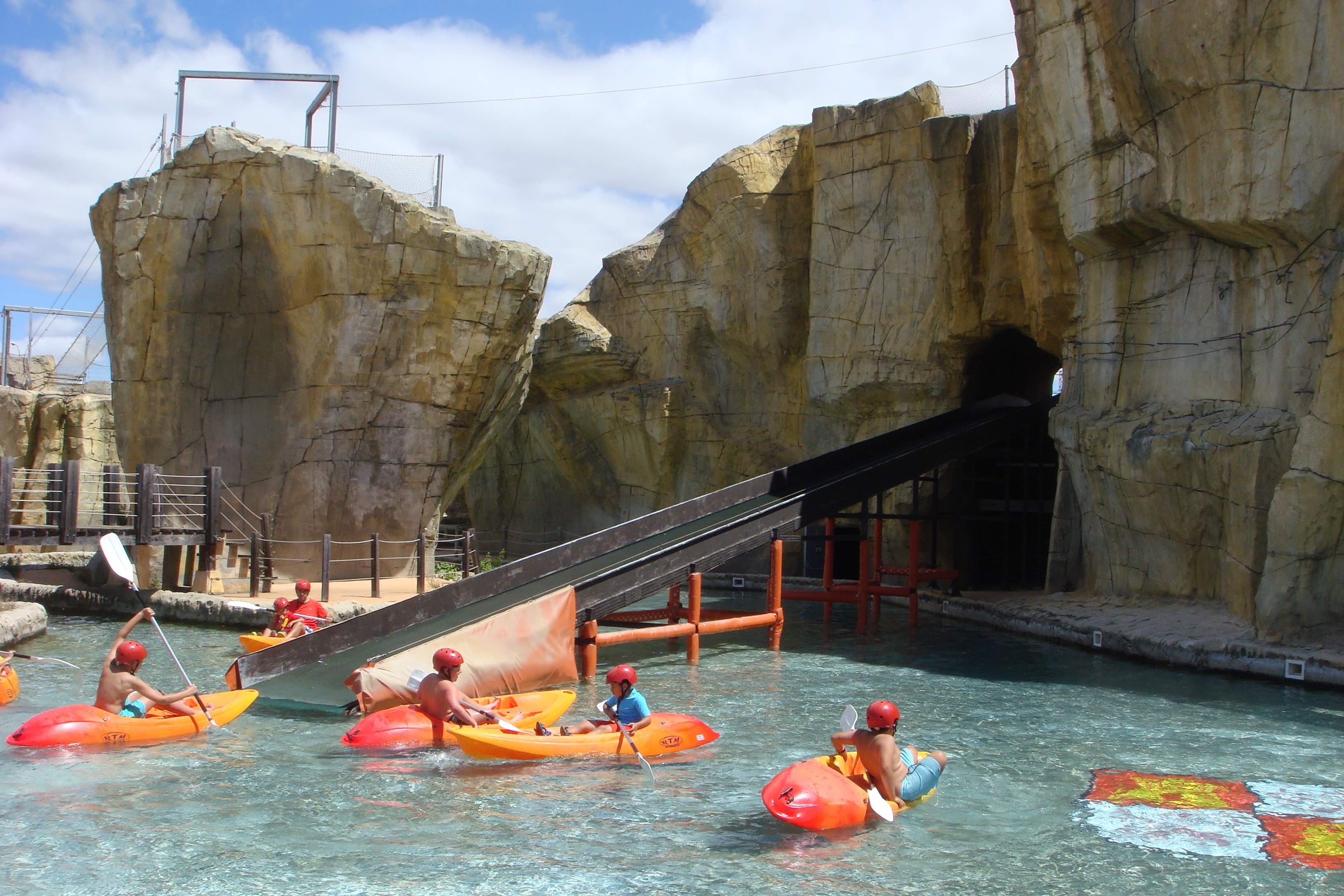 Los voluntarios en una actividad de deporte multiaventura