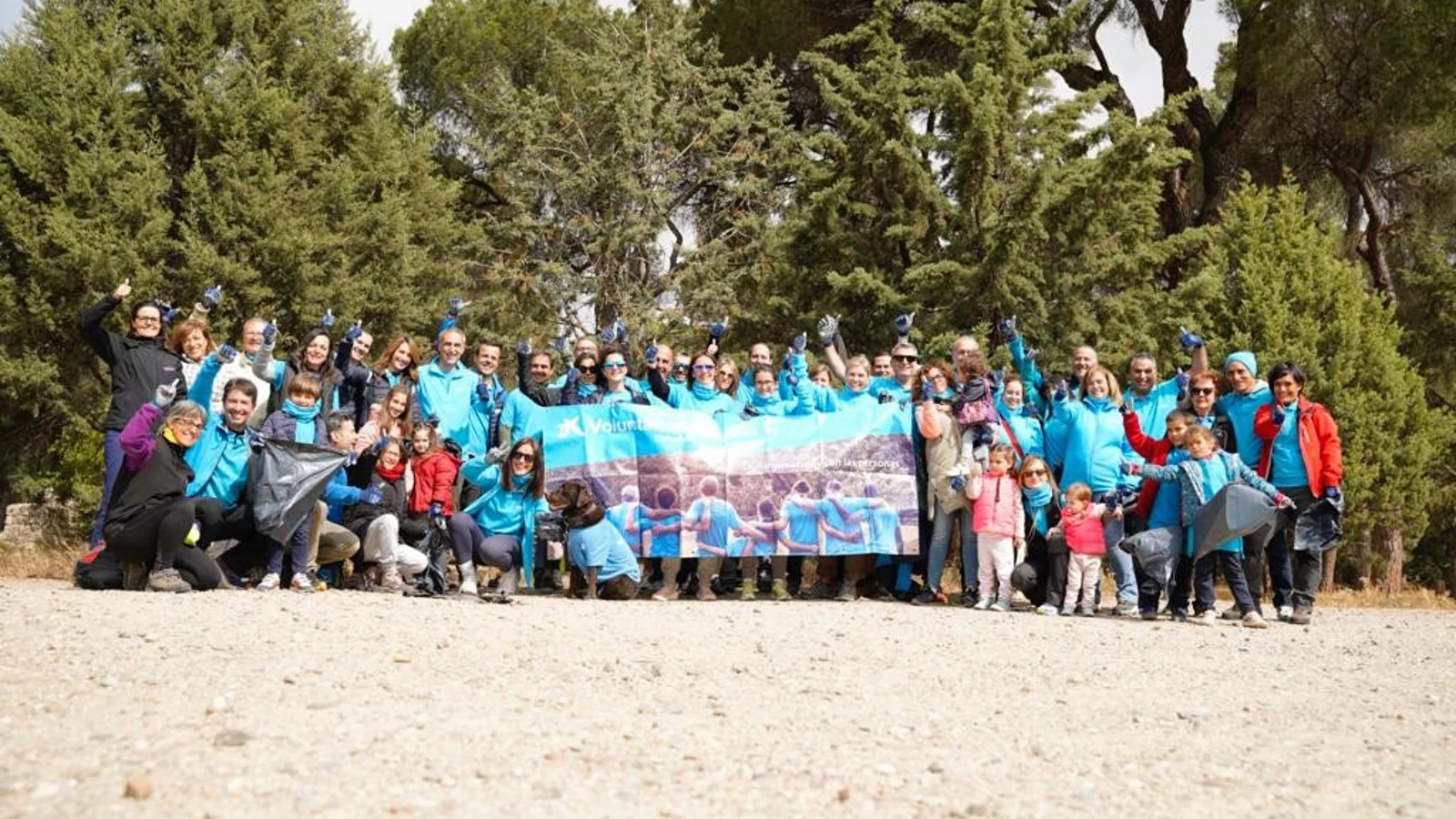 CaixaBank organiza una jornada medioambiental para limpiar de residuos el Pinar de Antequera de Valladolid