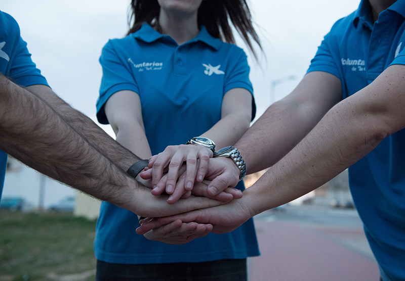 Coneix com col·laboren els voluntaris online