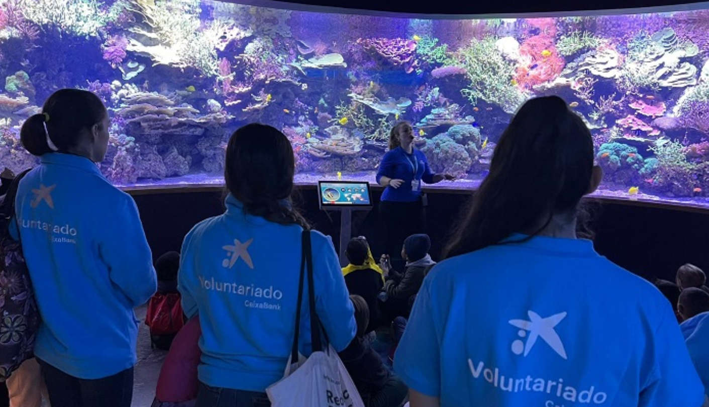Voluntarios de CaixaBank celebran una jornada lúdica en el Acuario de Sevilla para conmemorad el Día Mundial de la Infancia