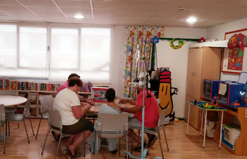 Los voluntarios comparten las tardes de verano con los niños hospitalizados