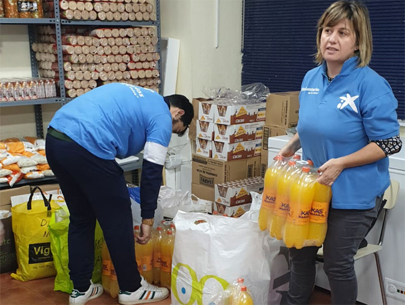 Els voluntaris de Galícia preparen cistelles nadalenques per a famílies sense recursos