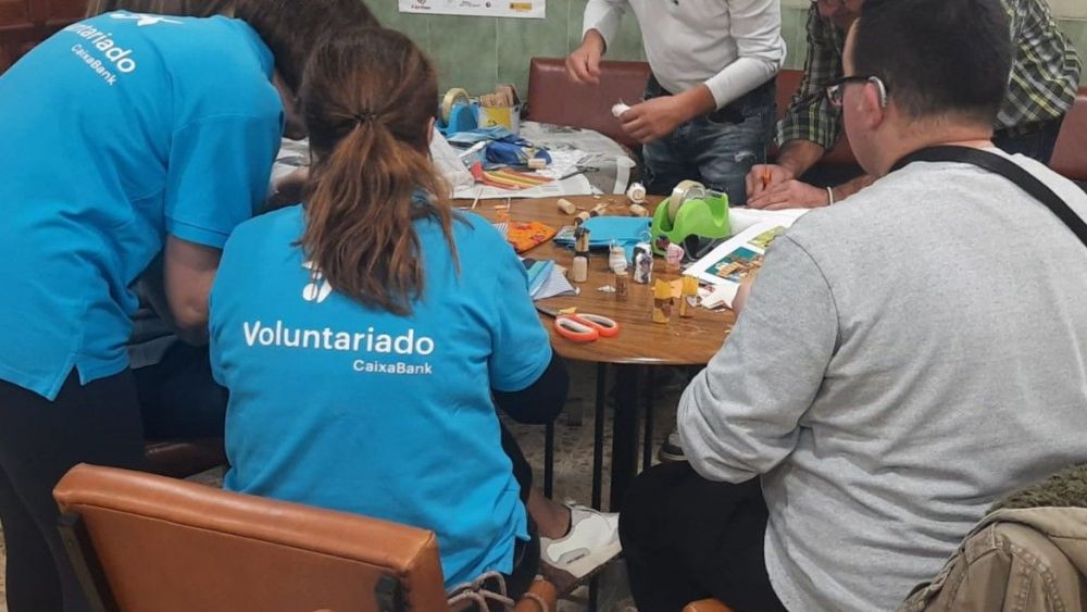 Los usuarios de Asleca realizan el ‘Belén de Todos’ con voluntariado