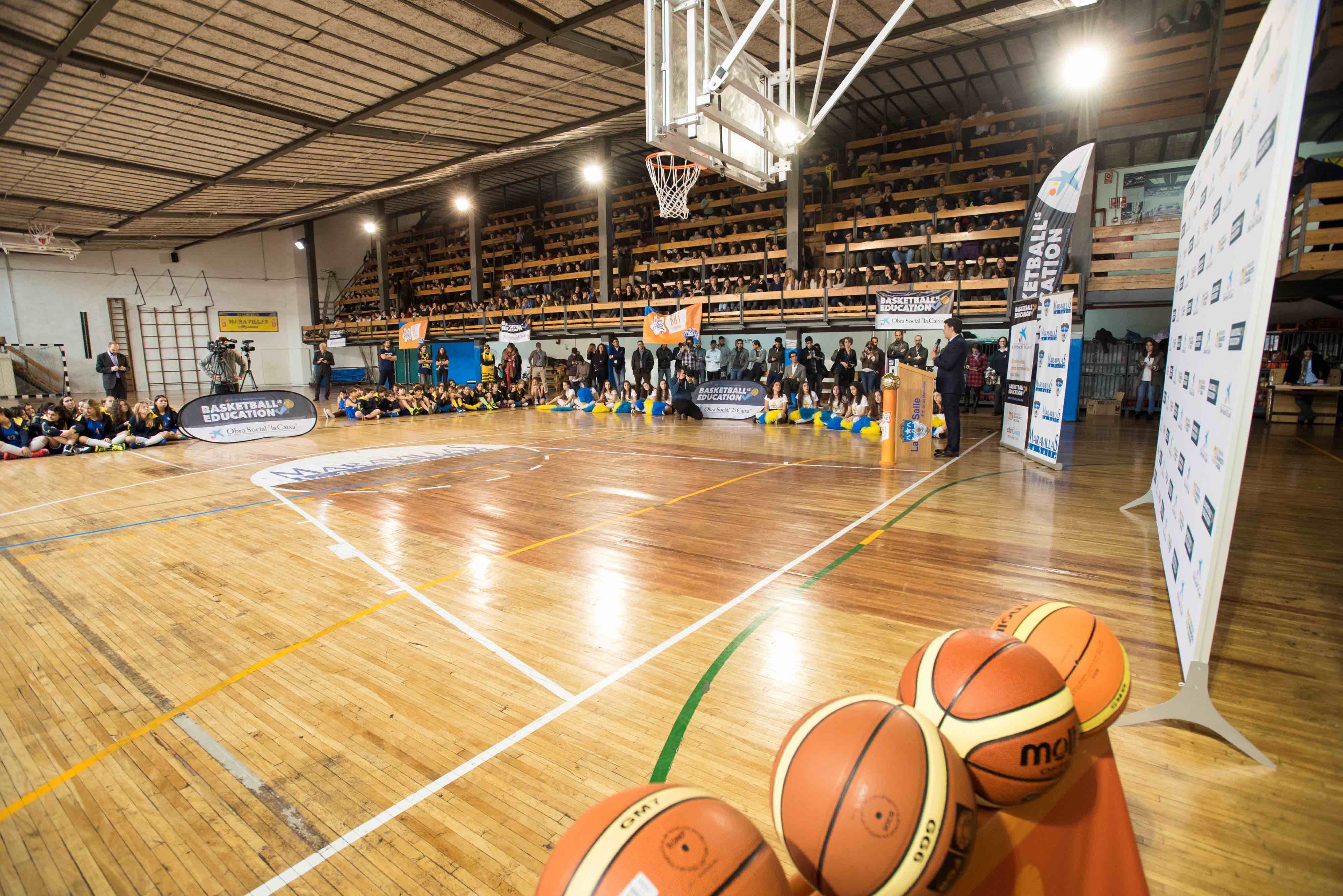 Un matí de bàsquet amb els nens, nenes i els joves de Bakuva.