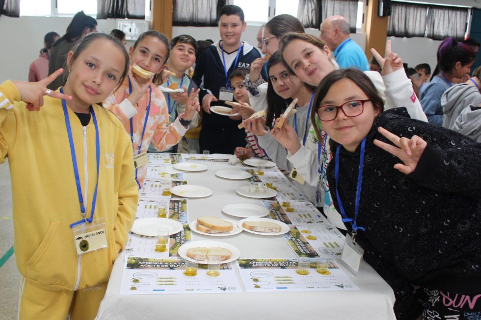 Más de 1.000 escolares andaluces aprenden sobre el sector aceitero gracias a los talleres El Olivar Circular