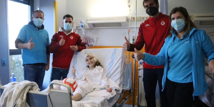 La Cultural y voluntarios de CaixaBank hacen una visita muy especial a la planta de pediatría