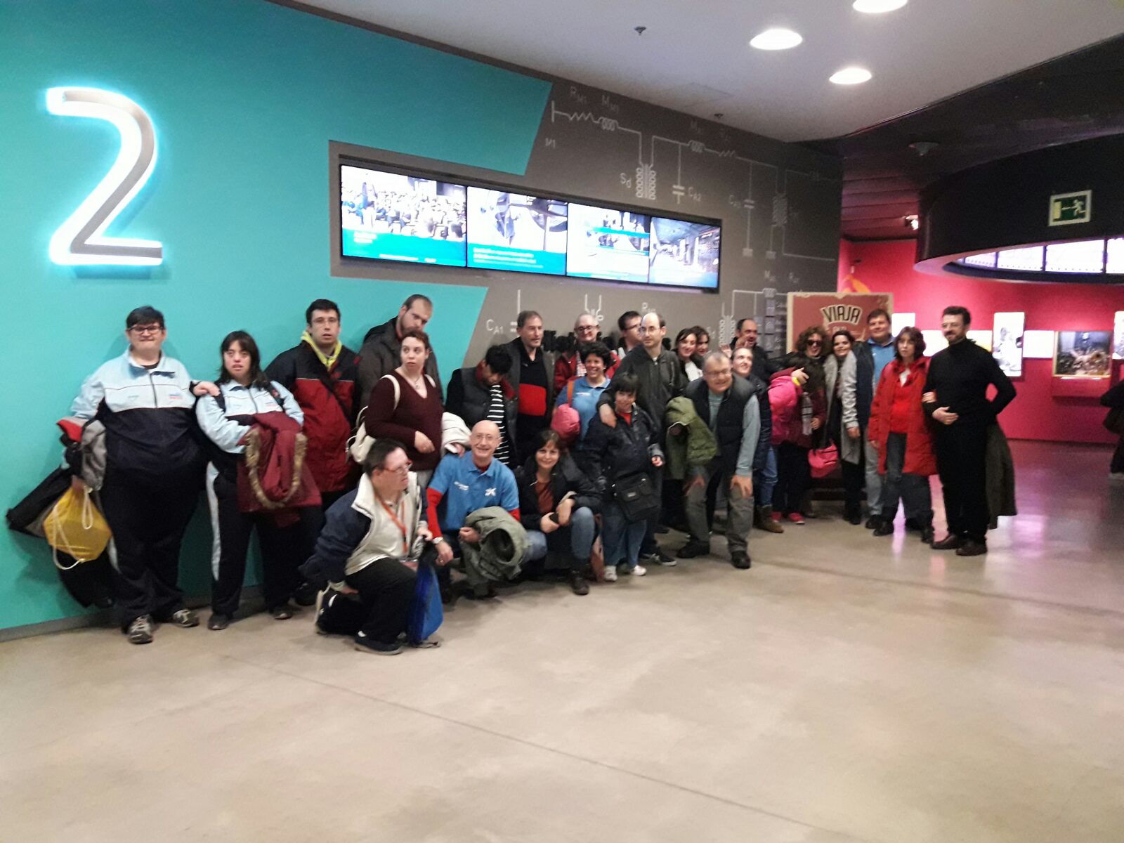 Acompañamos a los chicos de la Fundación Juan XXIII Roncall visitando exposiciones
