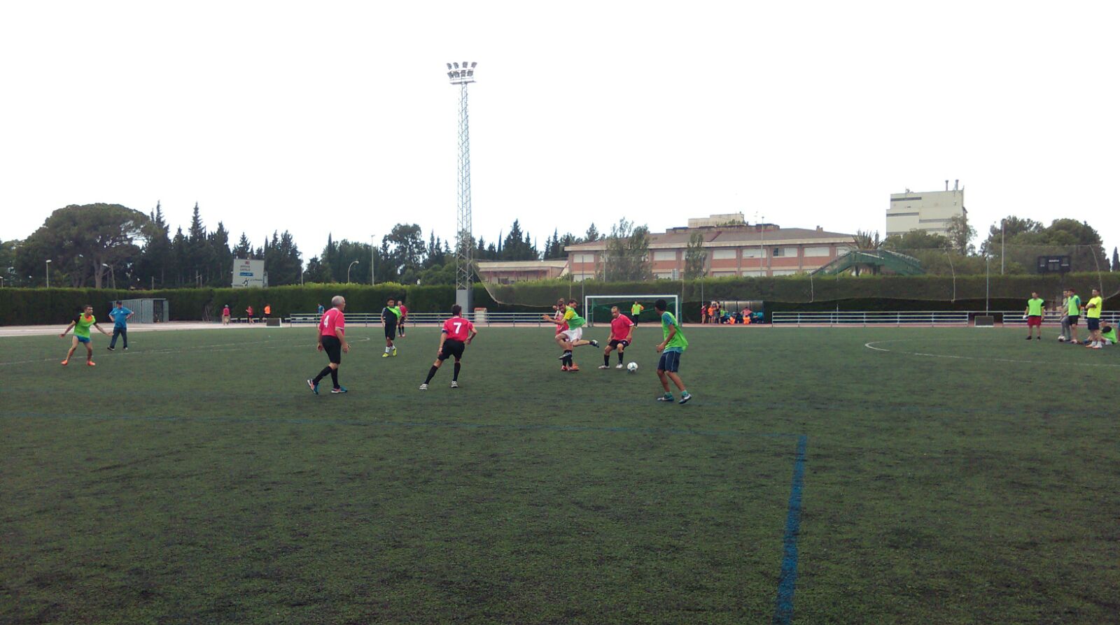 Los voluntarios jugando un partido de fútbol