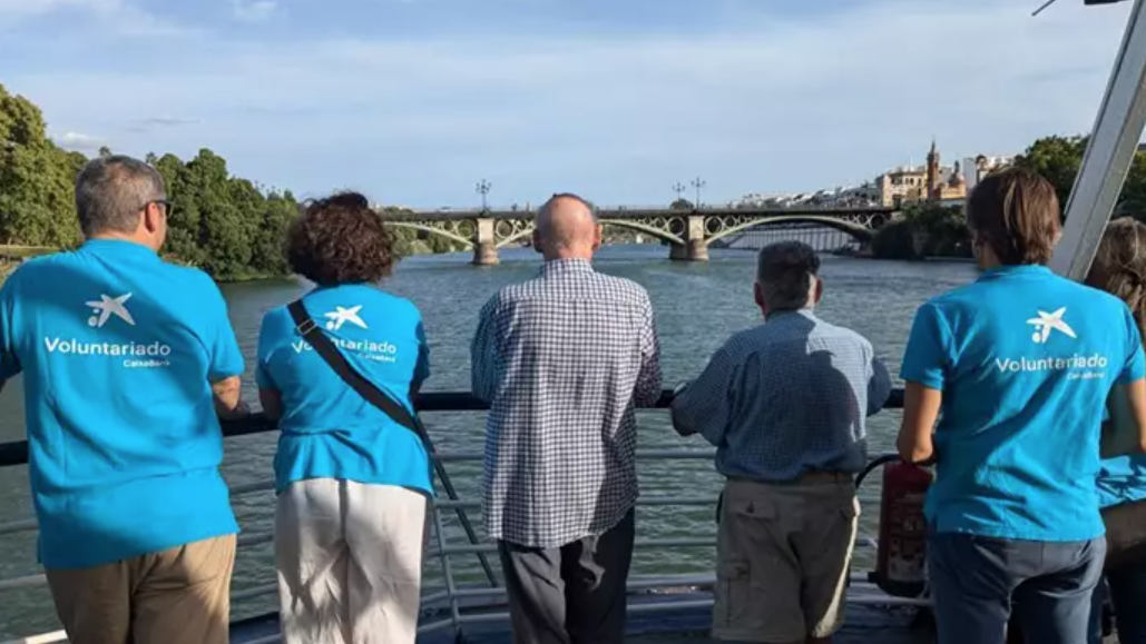 Voluntariado CaixaBank en Sevilla acompaña a 80 personas mayores en un paseo en barco por el Guadalquivir