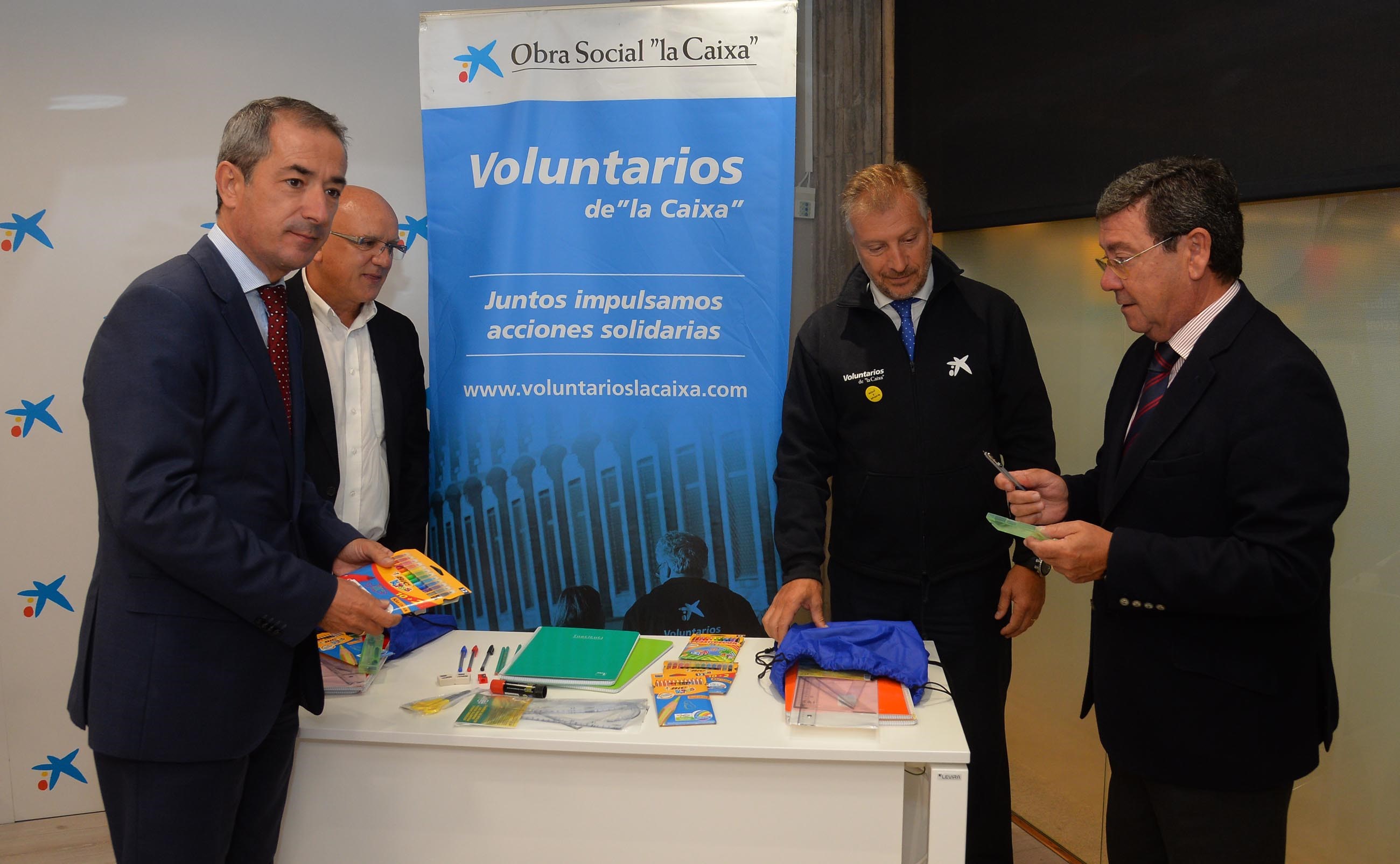 Entregamos material escolar a más de 400 niños en riesgo de exclusión social