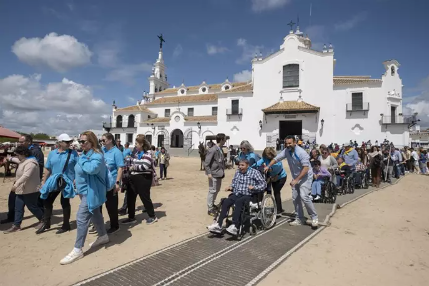 Un centenar de voluntarios de CaixaBank acompañan a 300 personas con discapacidad al ’Camino del Rocío Sin Barreras’