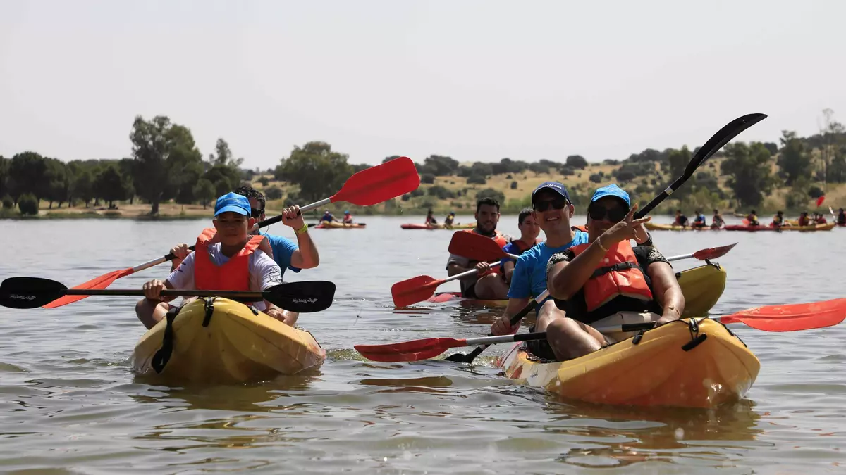 Voluntariado CaixaBank acompaña a más de 180 jóvenes en situación de vulnerabilidad en una jornada de piragüismo en Mérida
