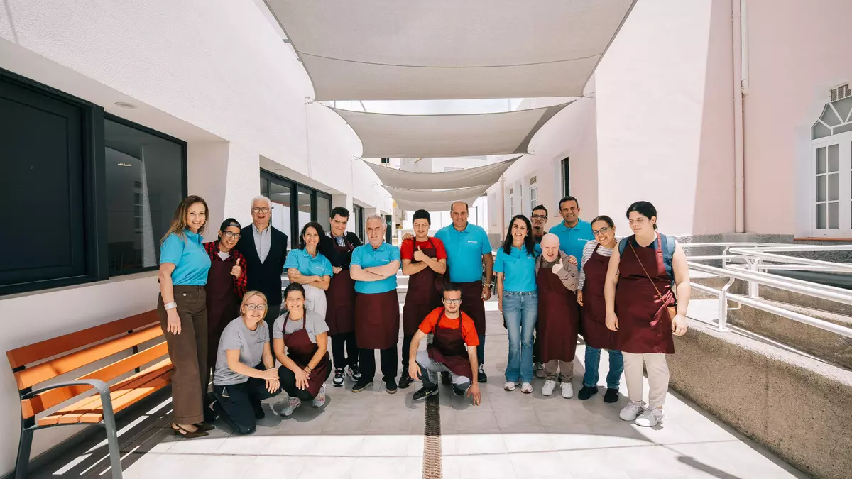 CaixaBank moviliza a sus voluntarios en un taller de cocina de Ferran Adrià con usuarios de Aspronte en el marco del ‘Mes Social’