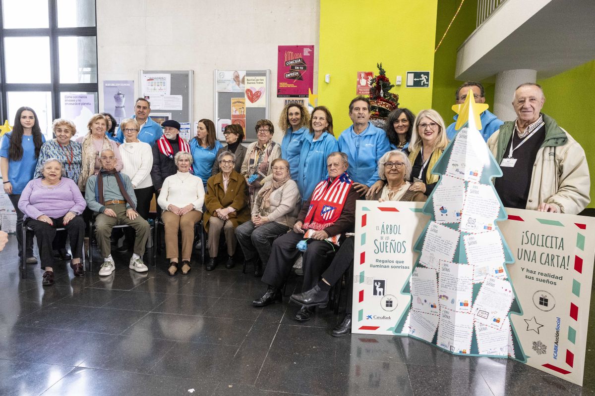 'El Árbol de los Sueños' de CaixaBank regala ilusión a 35.000 niños y personas mayores
