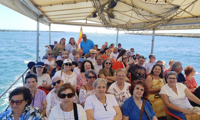Voluntarios de CaixaBank acompañan a una treintena de mujeres a bordo de un barco adaptado